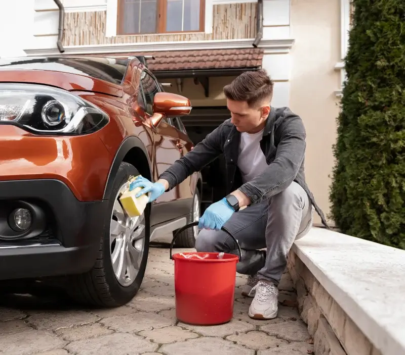 Lavage auto à domicile Domazan : professionnel intervenant sur un véhicule